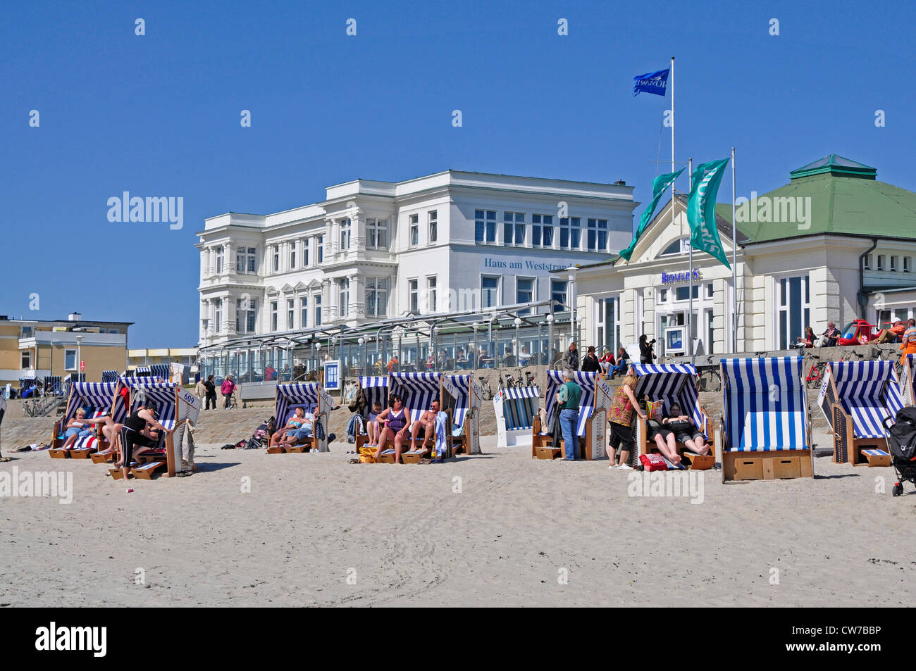 Menschen in Liegestühle auf Norderney, Deutschland, Niedersachsen, Ostfriesland Stockfoto