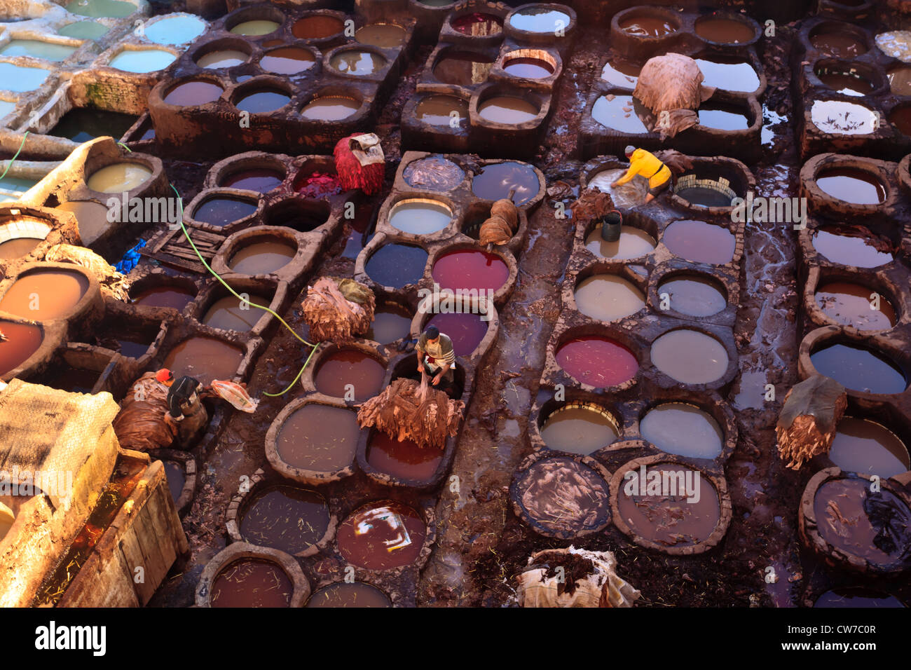 Luftaufnahme des bunten Gerben Pools und Arbeitnehmer bei einer traditionellen Leder-Gerberei in Fez, Marokko. Stockfoto