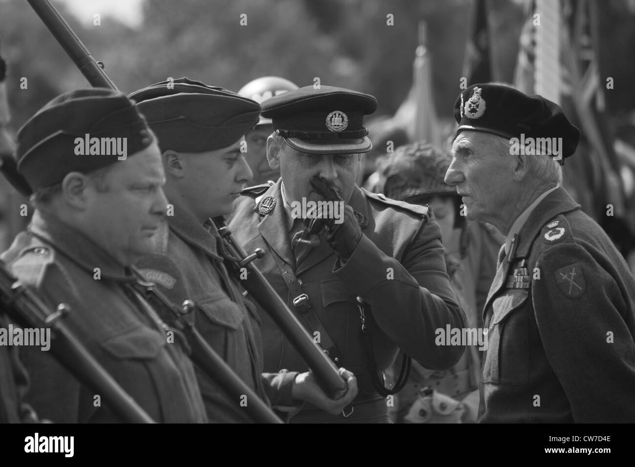 Re-Enactor spielen 1940 britische und amerikanische Soldaten mit anderen auf der parade Stockfoto