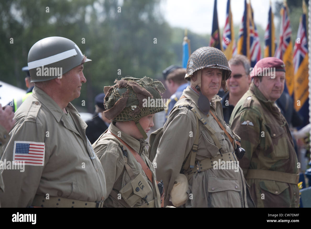 Re-Enactor spielen 1940 britische und amerikanische Soldaten mit anderen auf der parade Stockfoto
