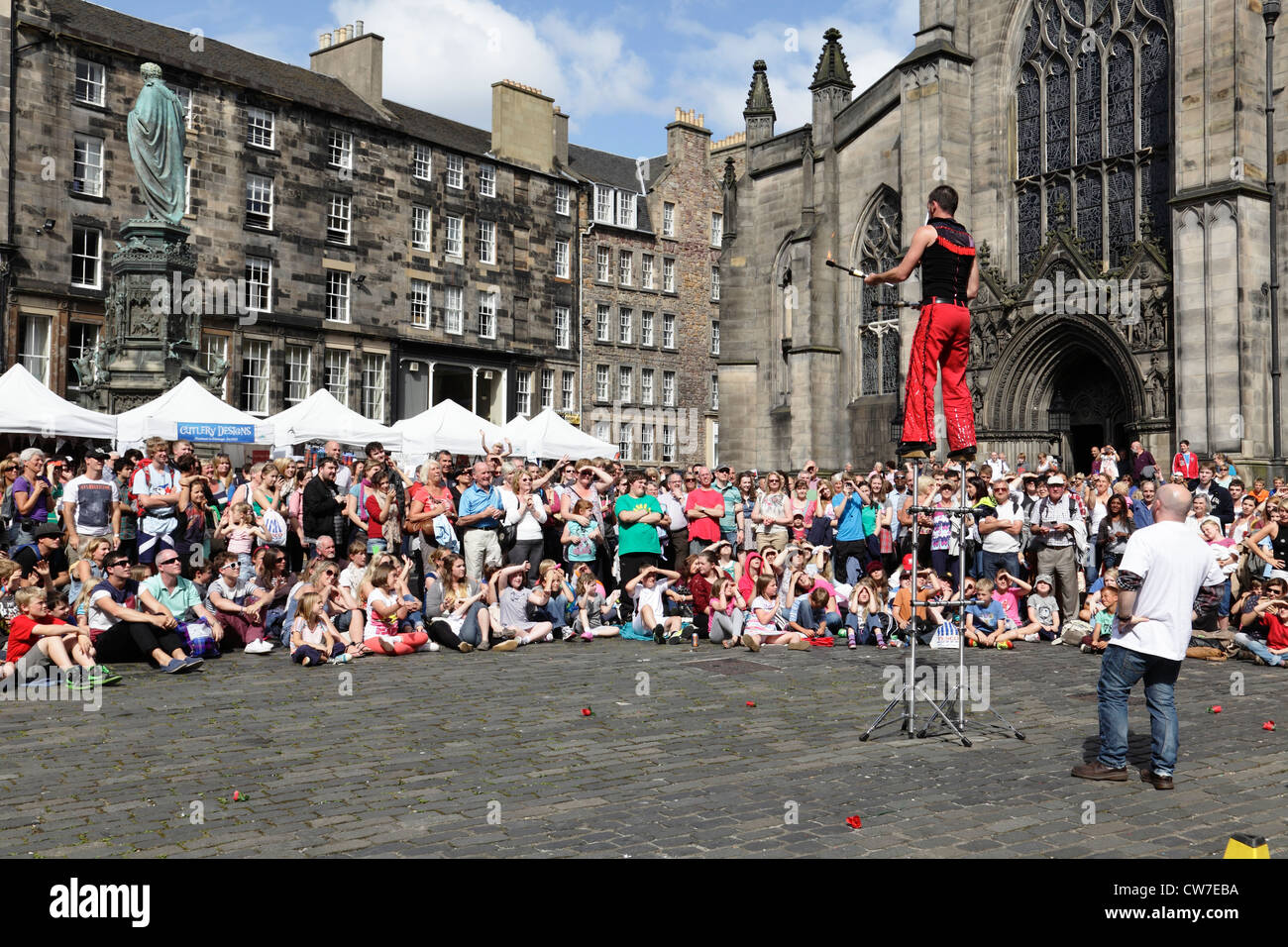 Zuschauer, die eine Straßenvorstellung beim Edinburgh Festival Fringe, West Parliament Square, Schottland, Großbritannien, beobachten Stockfoto