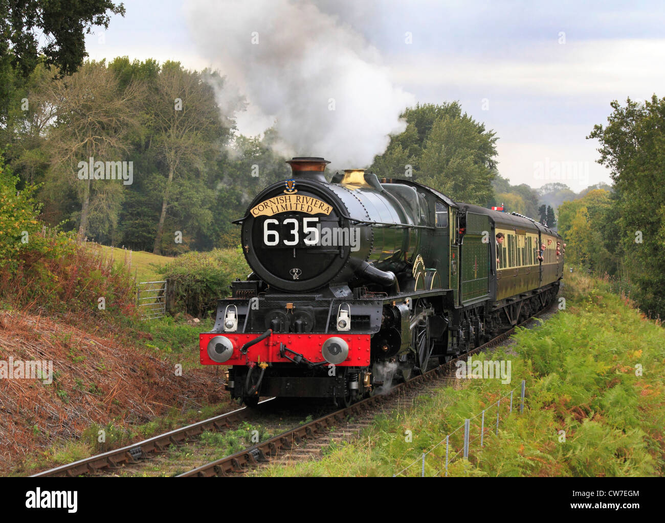 GWR "King" 4-6-0 Nr. 6024 König Edward 1. Befugnisse aus Hampton Loade Station auf der Severn Valley Railway Stockfoto