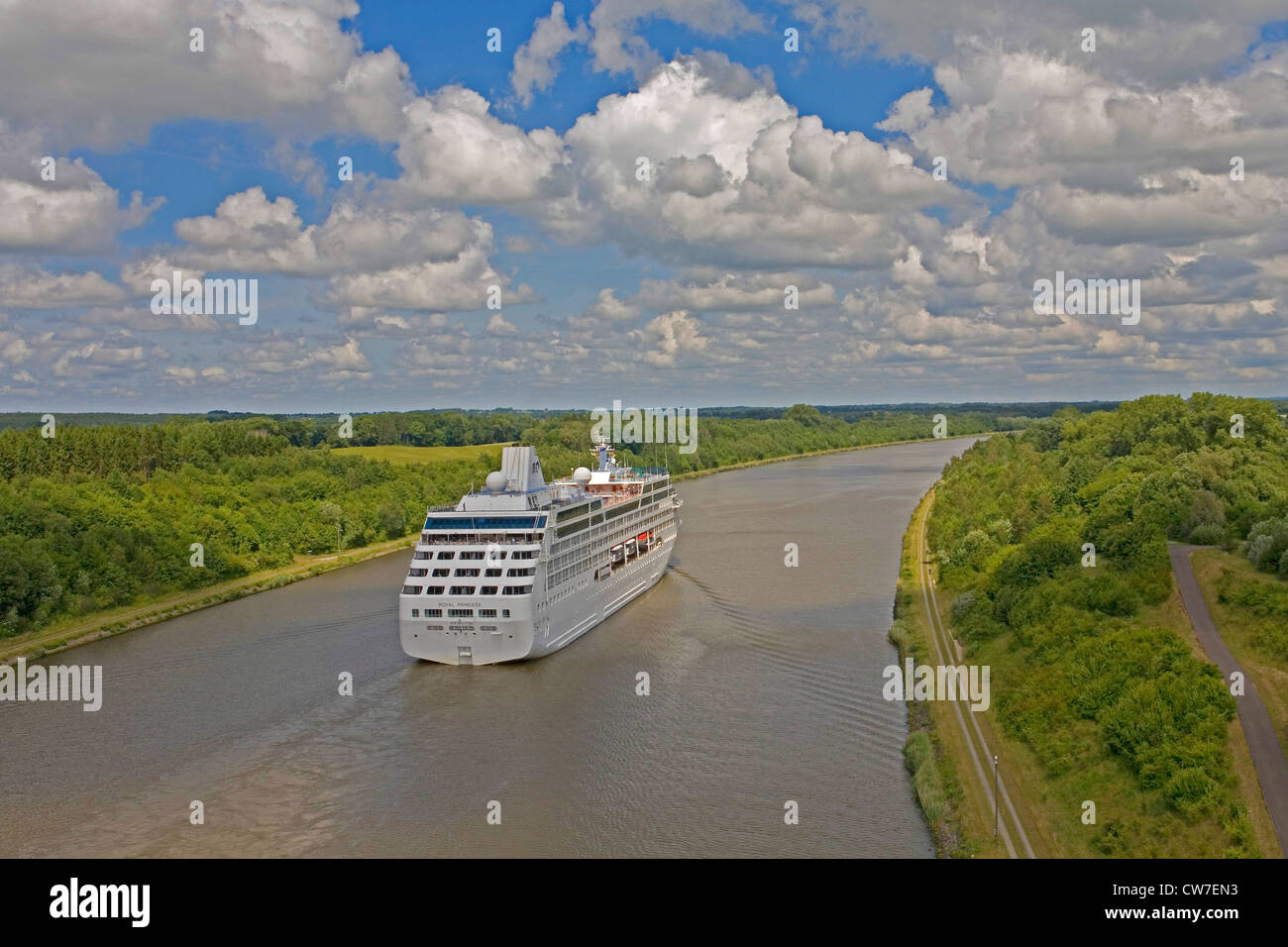 Kreuzfahrtschiff MV Royal Princess geht auf dem Nord-Ostsee-Kanal, Deutschland, Schleswig-Holstein Stockfoto