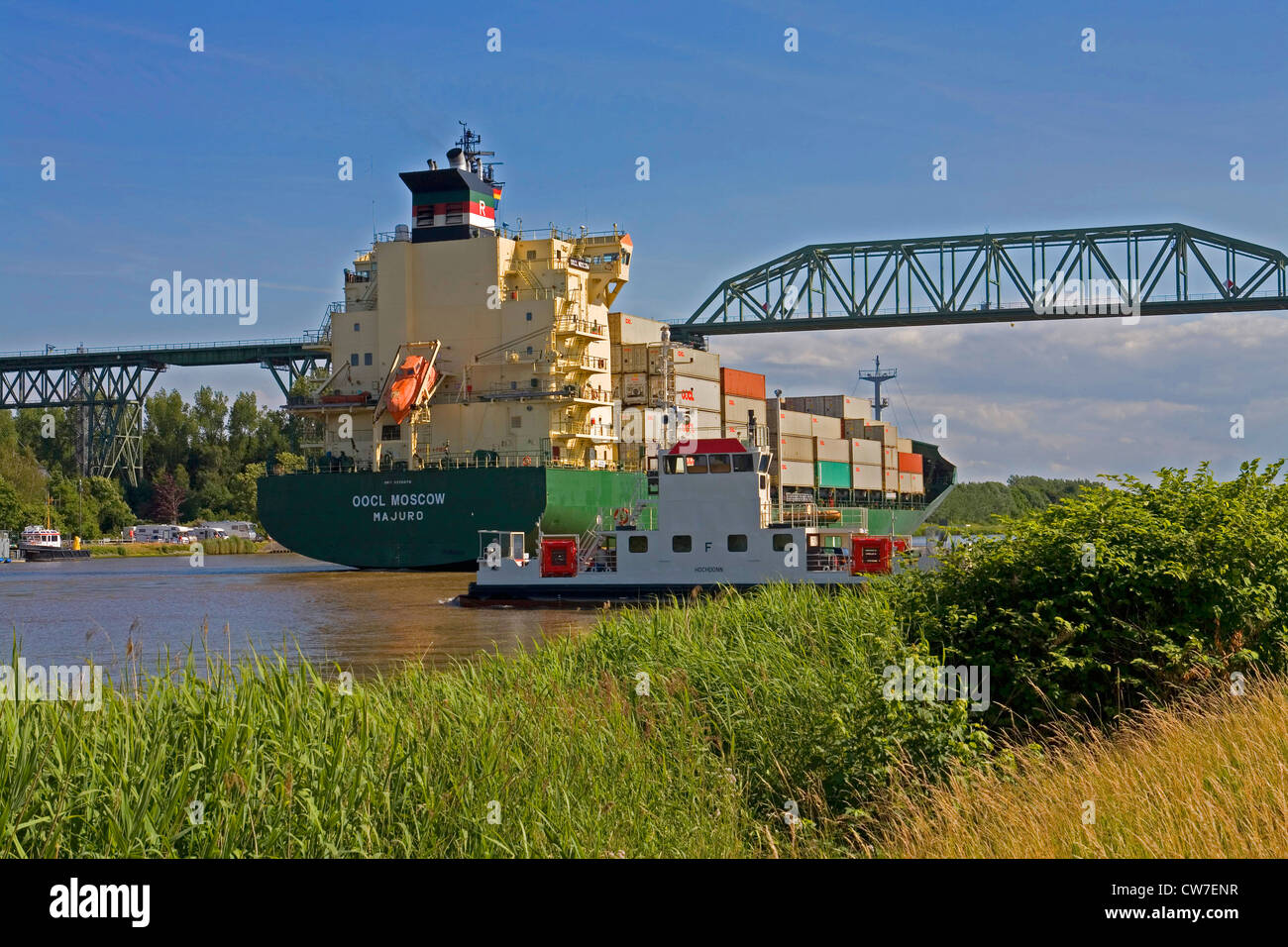Container-Schiff MV Oocl Moskau geht auf dem Nord-Ostsee-Kanal, Deutschland, Schleswig-Holstein Stockfoto
