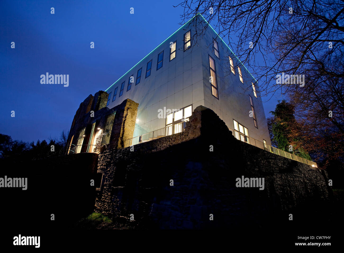 Ausstellungshalle "Situation Kunst" in der "Kubus" Schlosspark Weitmar zur blauen Stunde, Bochum, Ruhrgebiet, Nordrhein-Westfalen, Deutschland Stockfoto