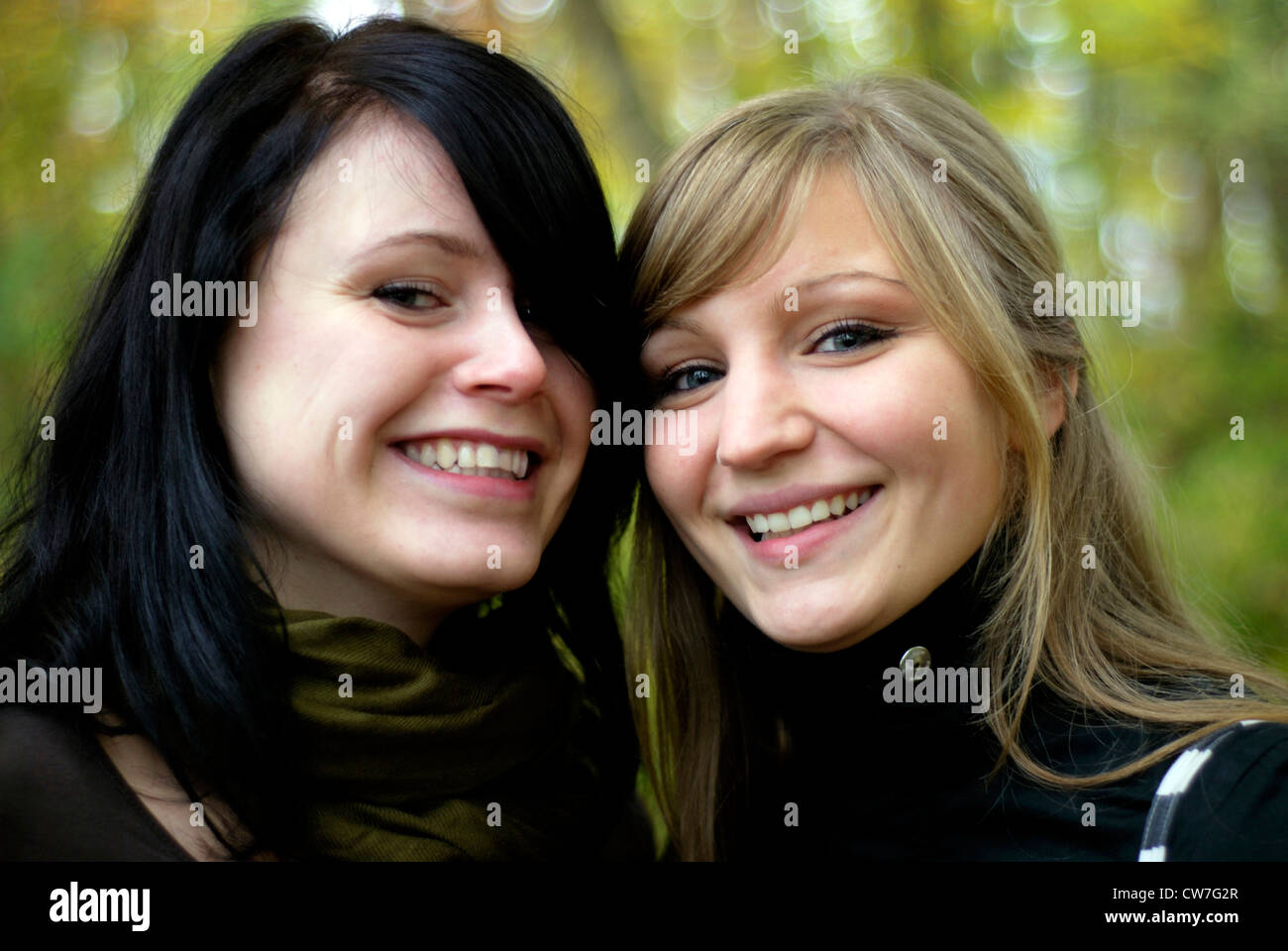 zwei Freundinnen, Kopf an Kopf Stockfoto