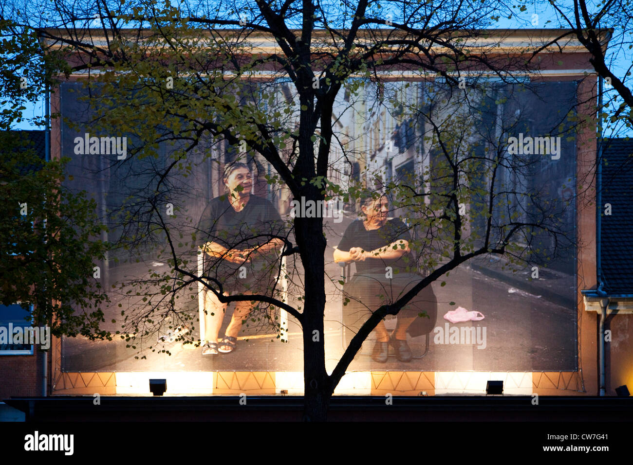 beleuchtete große Foto an Fassade des Theater Oberhausen in der Dämmerung, Oberhausen, Ruhrgebiet, Nordrhein-Westfalen, Deutschland Stockfoto