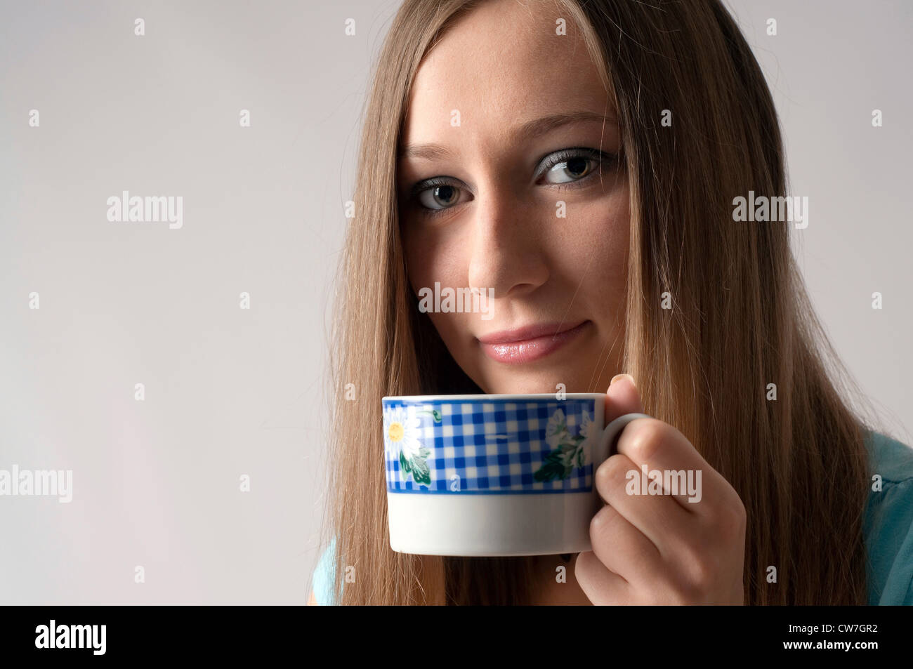 Langhaarige Frau Nahaufnahme Portrait mit einer Tasse Tee in der hand Stockfoto