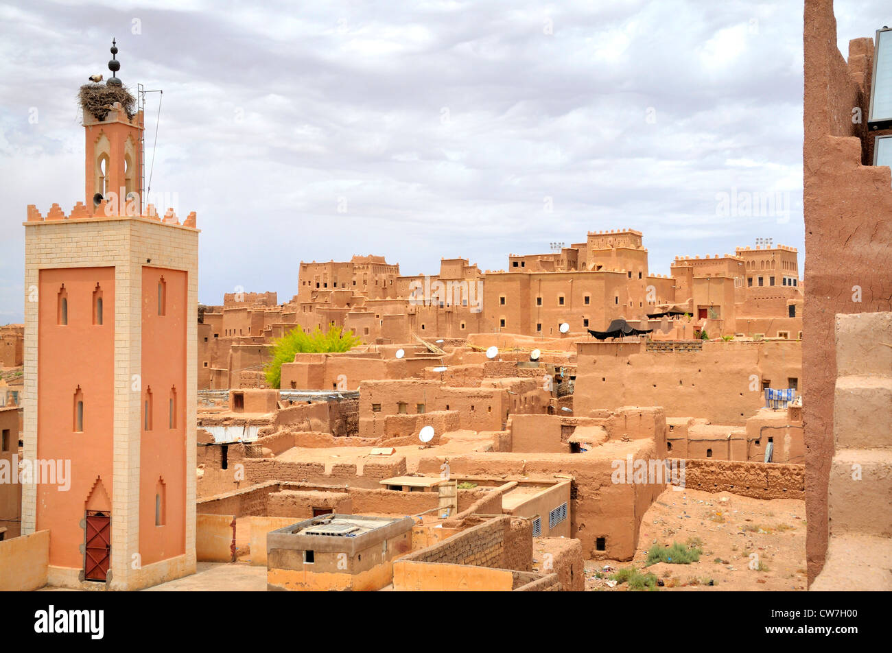 Minarett und Flachdächer mit Satellitenschüsseln in der Altstadt, Marokko, Ouarzazate Stockfoto
