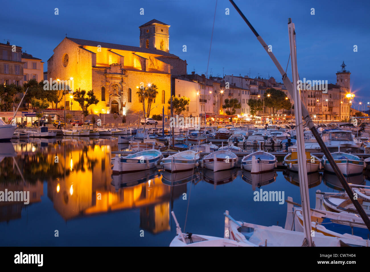 Dämmerung über Kirche Notre Dame de L'Assomption in den Hafen Stadt von La Ciotat entlang der Cote d ' Azur, Provence Frankreich Stockfoto