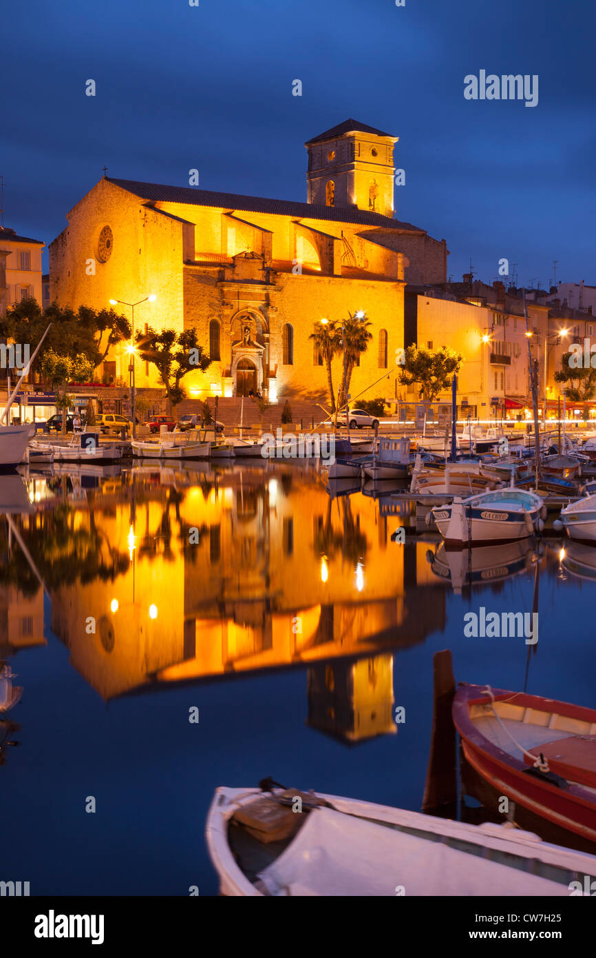 Dämmerung über Kirche Notre Dame de L'Assomption in den Hafen Stadt von La Ciotat entlang der Cote d ' Azur, Provence Frankreich Stockfoto