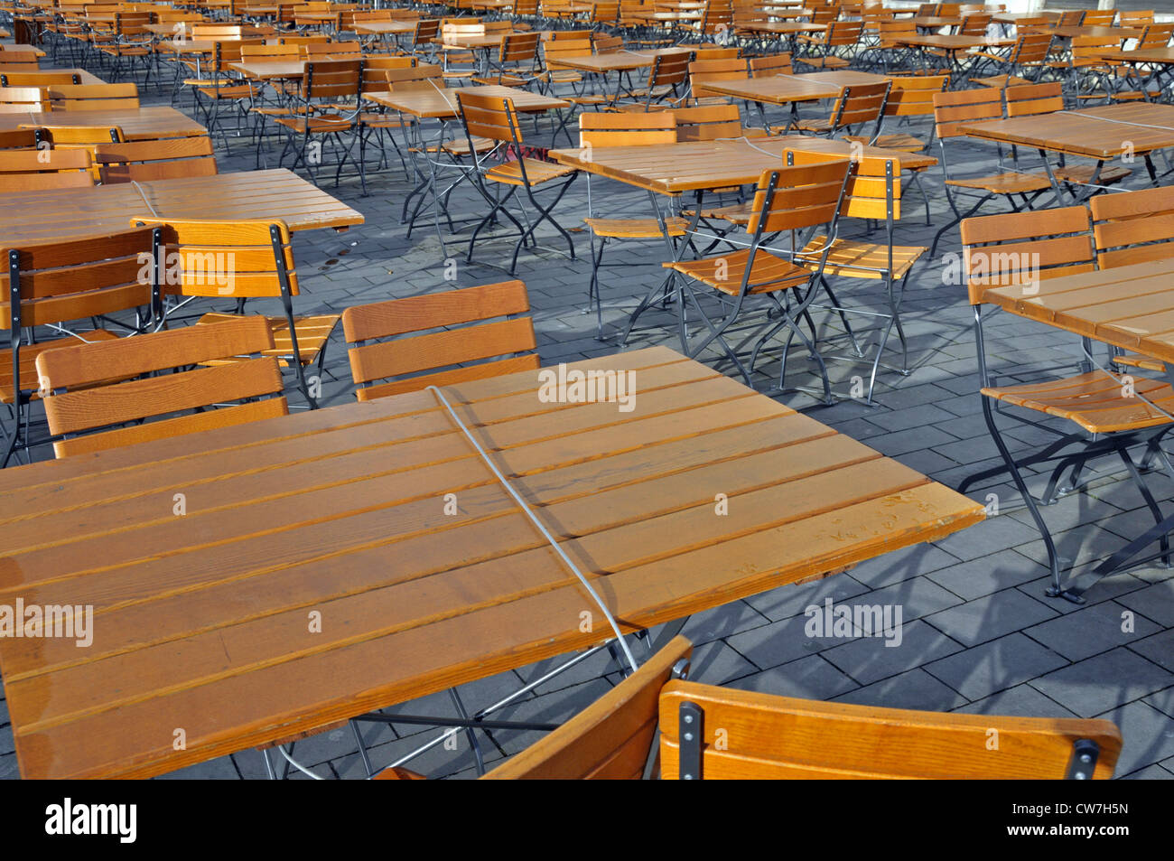 Leere Tische und Sessel in einem Biergarten am Heumarkt, Deutschland, Nordrhein-Westfalen, Köln Stockfoto