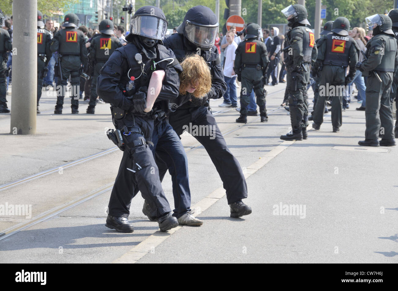 Polizei verhaften Demonstrator auf NPD-Bereitstellung, Deutschland, Baden-Württemberg Stockfoto