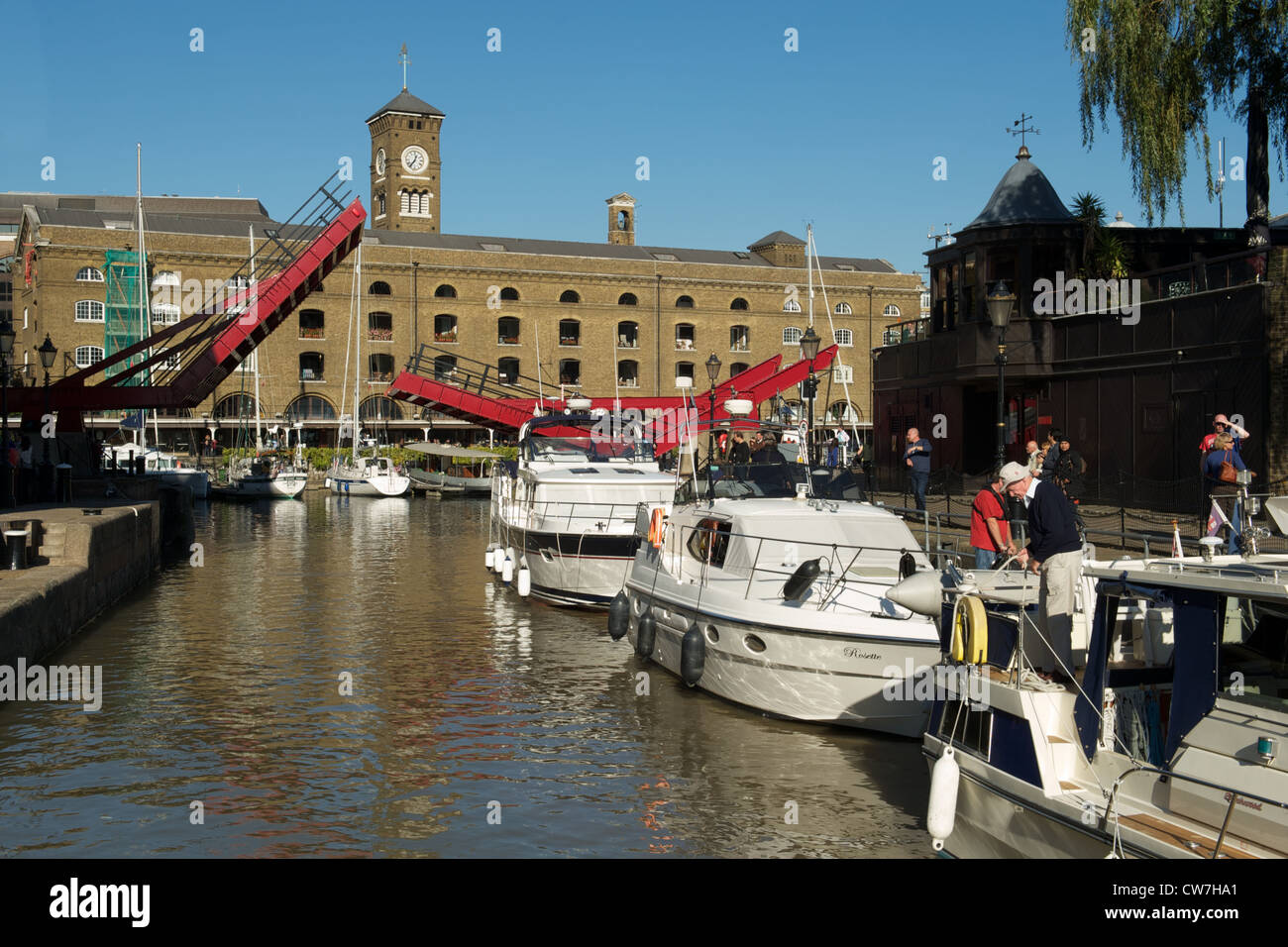 St. Katherine Docks mit offene Brücke, Borough of Tower Hamlets, East London, UK Stockfoto