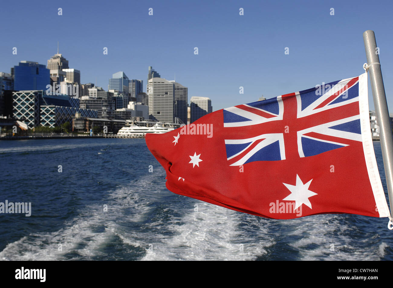 Australian Red Ensign auf einem Boot vor der Skyline von Sydney, Australien, Darling Harbour, Sydney Stockfoto