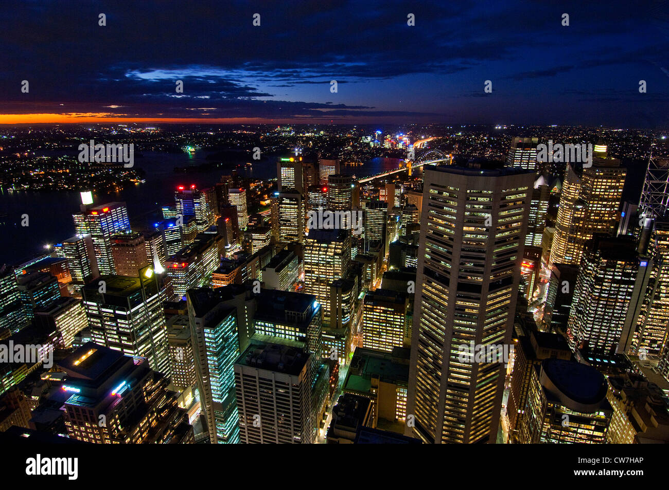 Blick vom Sydney Tower auf die Stadt bei Nacht, Australien, Sydney Stockfoto