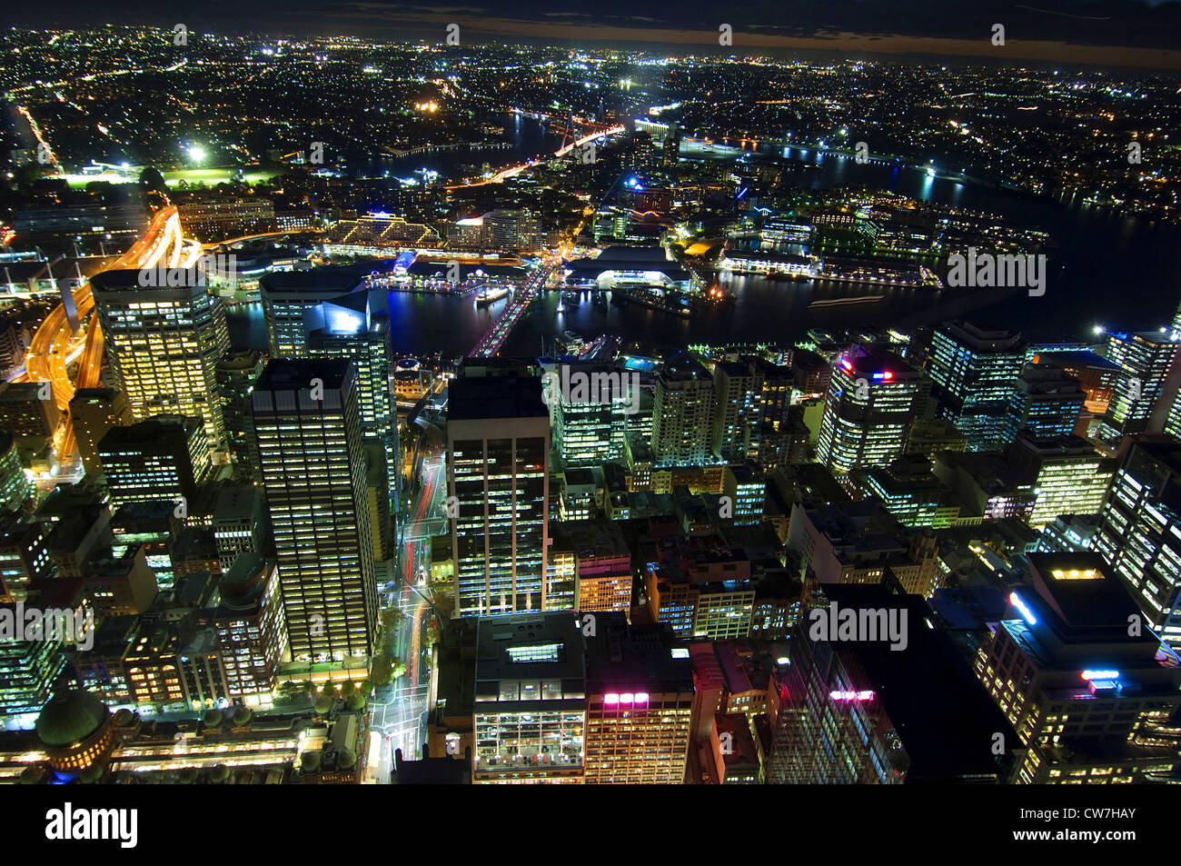 Blick vom Sydney Tower auf die Stadt bei Nacht, Australien, Sydney Stockfoto