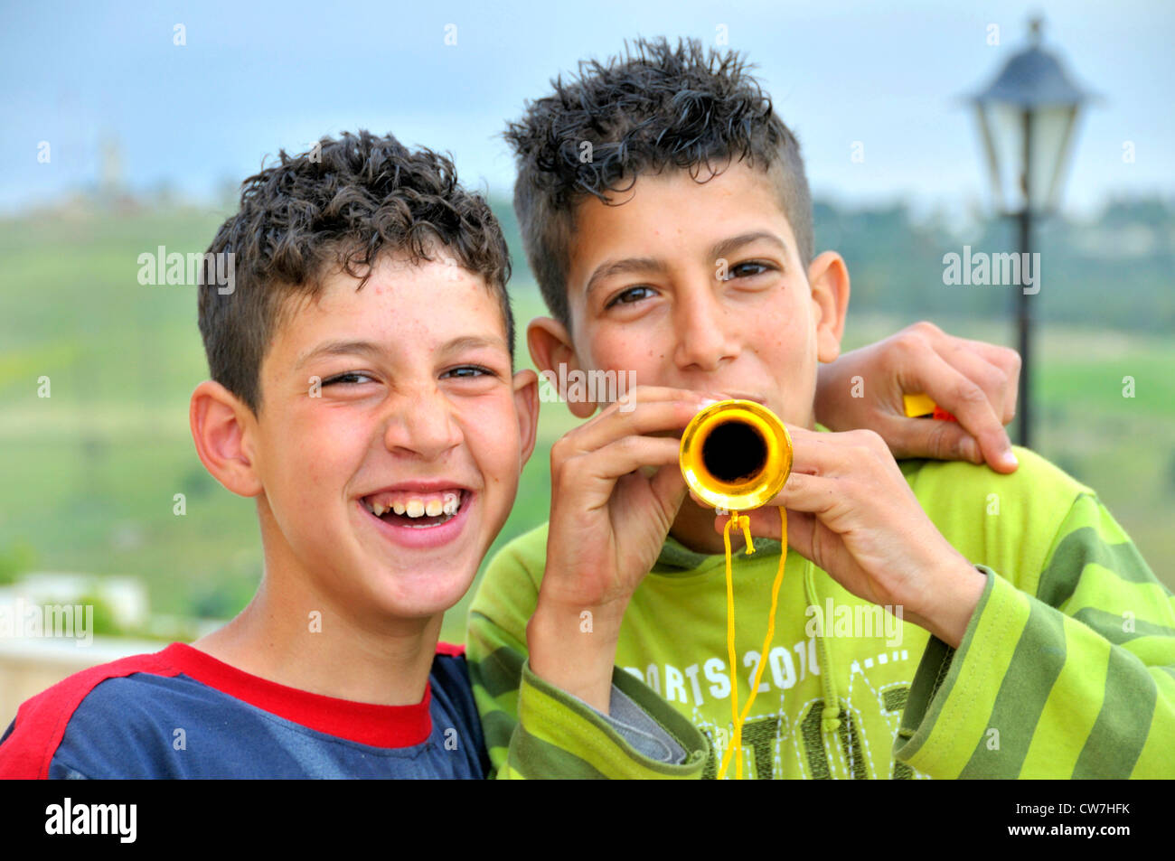 zwei marokkanische jungen mit Kunststoff-Trompete, Marokko, Fes Stockfoto