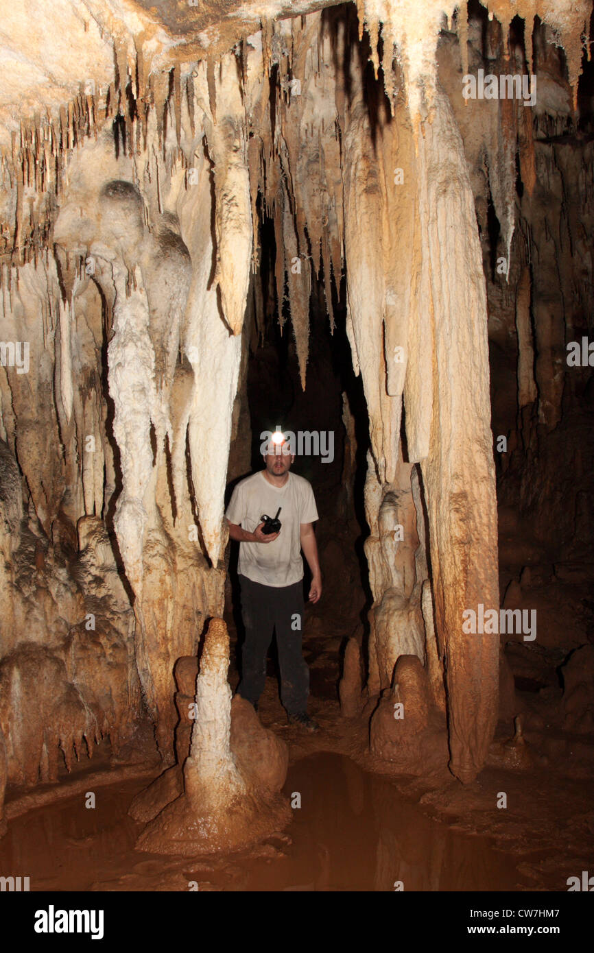 Stalaktiten Höhle mit Besucher Cheow Lan Lake, Thailand, Phuket, Khao Sok NP Stockfoto