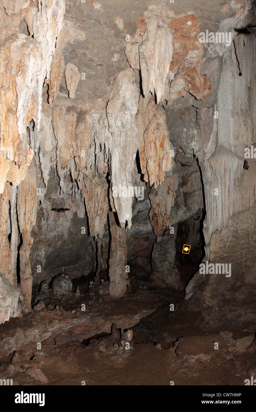 bizarr geformte Stalaktiten und Tropfsteinhöhle Kaskade an Tropfsteinhöhle bei Cheow Lan Lake, Thailand, Phuket, Khao Sok NP Stockfoto