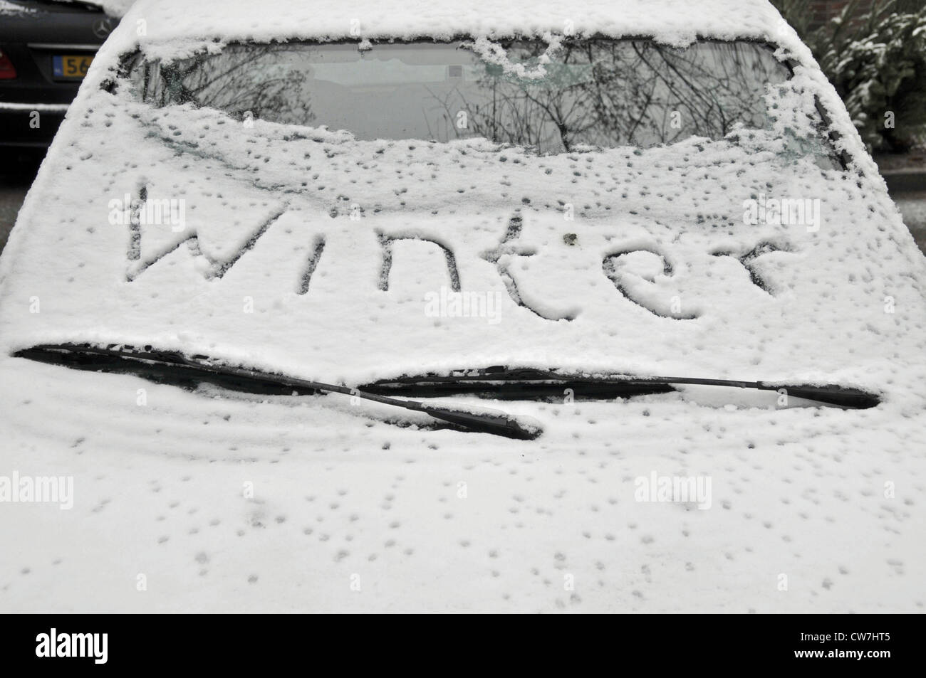Parken im Winter, hat jemand "Winter" auf der verschneiten Windschutzscheibe, Deutschland geschrieben Stockfoto