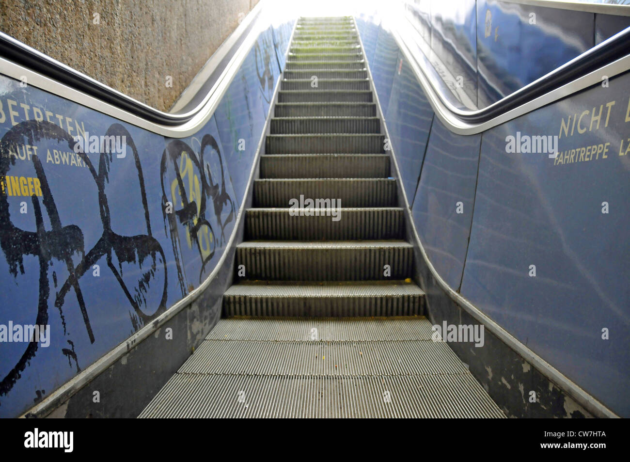 beschmieren Sie auf einer Rolltreppe, Deutschland, Nordrhein-Westfalen, Köln Stockfoto