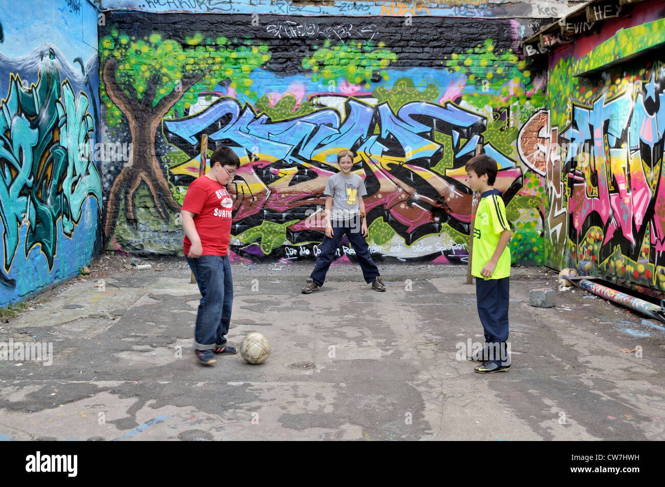 Serbisch, Deutsch und Thai jungen zusammen Fußball spielen, auf der Straße, Deutschland, Nordrhein-Westfalen, Köln Stockfoto
