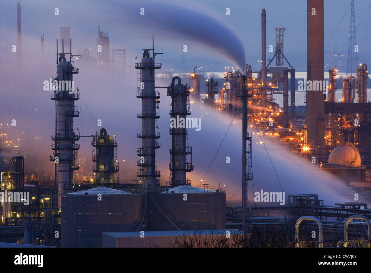 Grangemouth Ölraffinerie im Abendlicht, Großbritannien, Schottland, Grangemouth Stockfoto