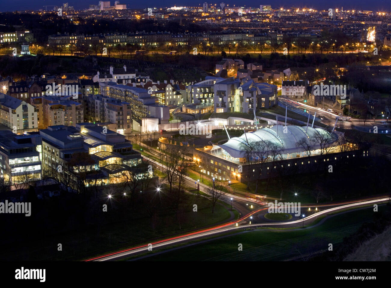 Blick über Dynamic Earth Museum und Scottish Parliament bei Dämmerung, Großbritannien, Schottland, Edinburgh Stockfoto