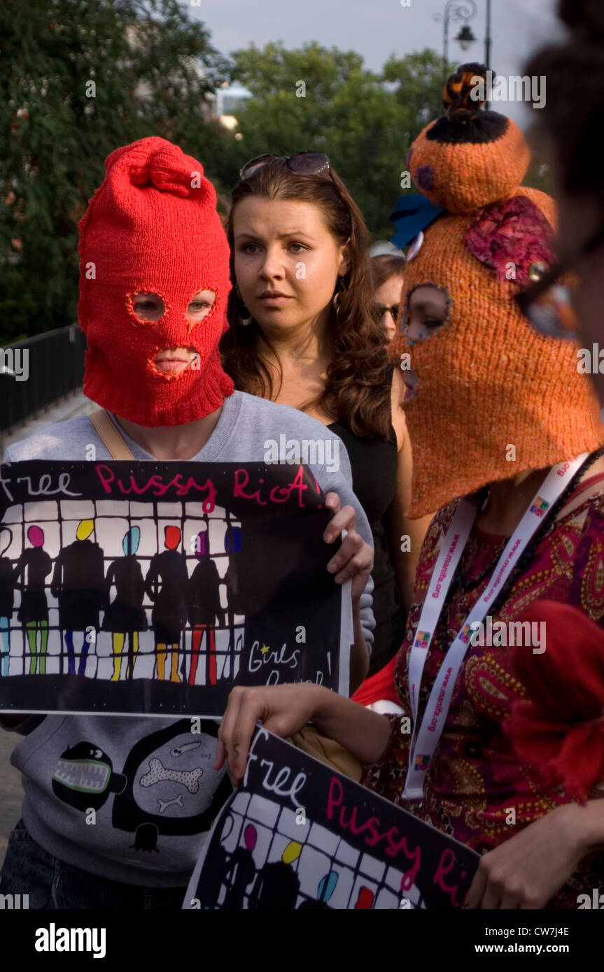 Muschi Riot Protest in Warschau Polen nach Verurteilung des All-Girl  Anti-Putin-Demonstranten in Russland 17.8.12 Stockfotografie - Alamy