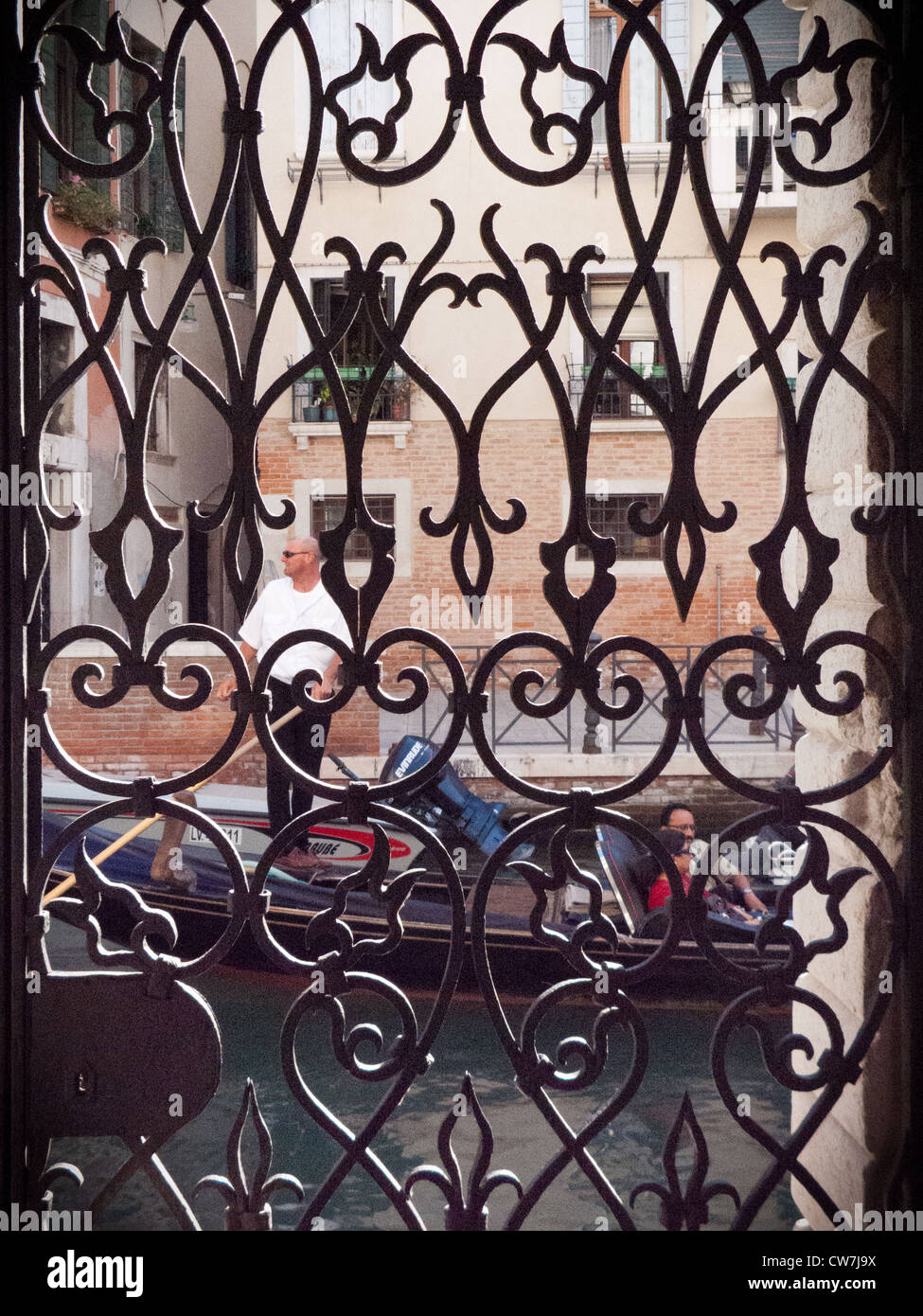 Eine dekorative Metalltor mit Blick auf eine Gondalier am Canal Grande Stockfoto