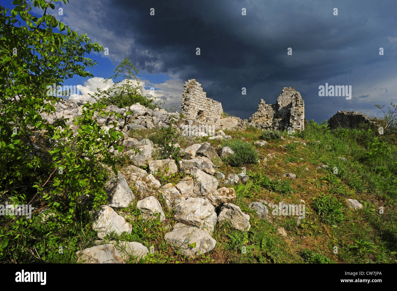 schwarze Wolke über Burg Vrana, Kroatien, Vrana See, Vrana Stockfoto