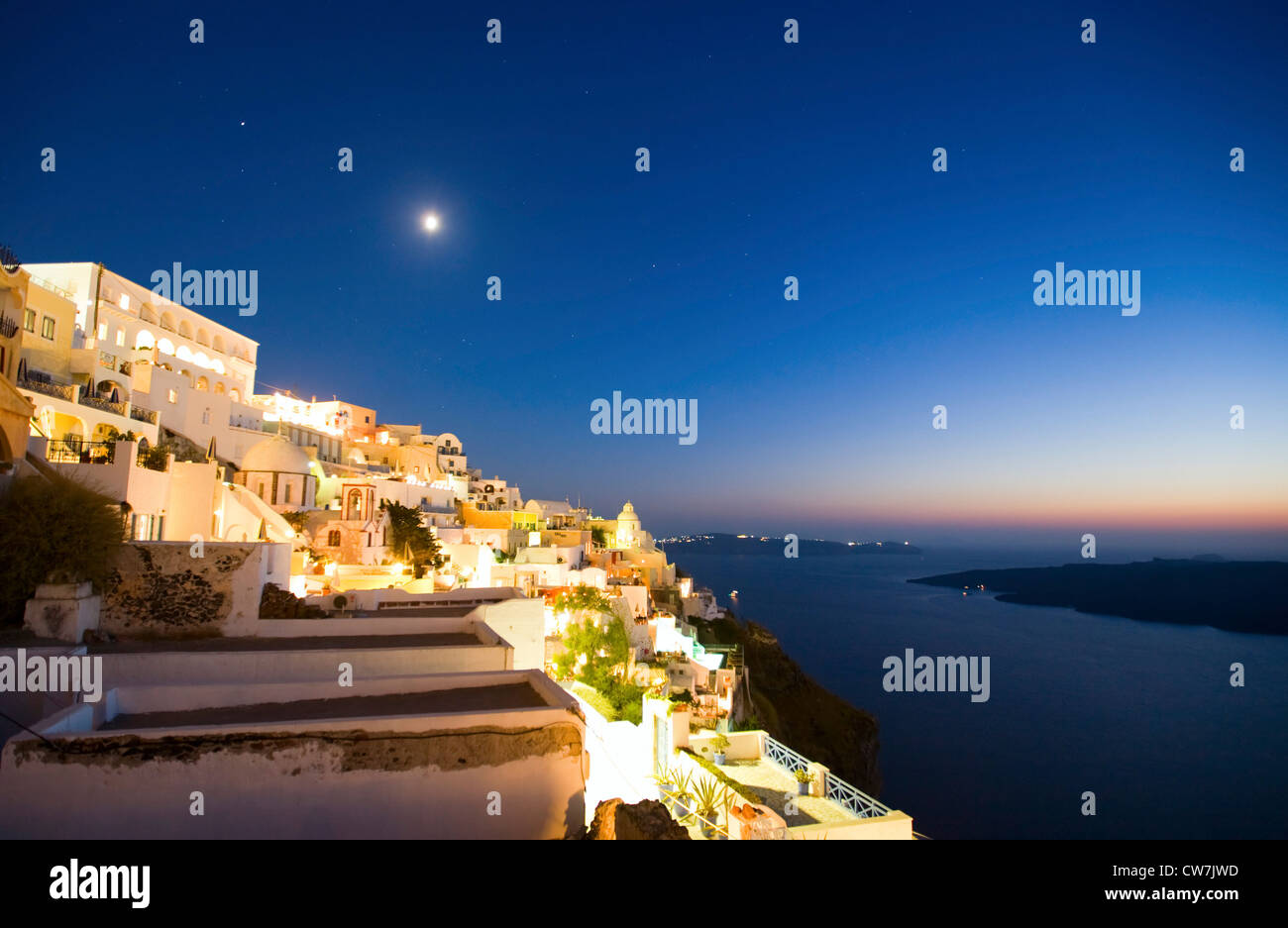 Dorf Fira des griechischen Insel Santorin und spektakuläre Caldera bei Nacht, Griechenland, Santorin Stockfoto