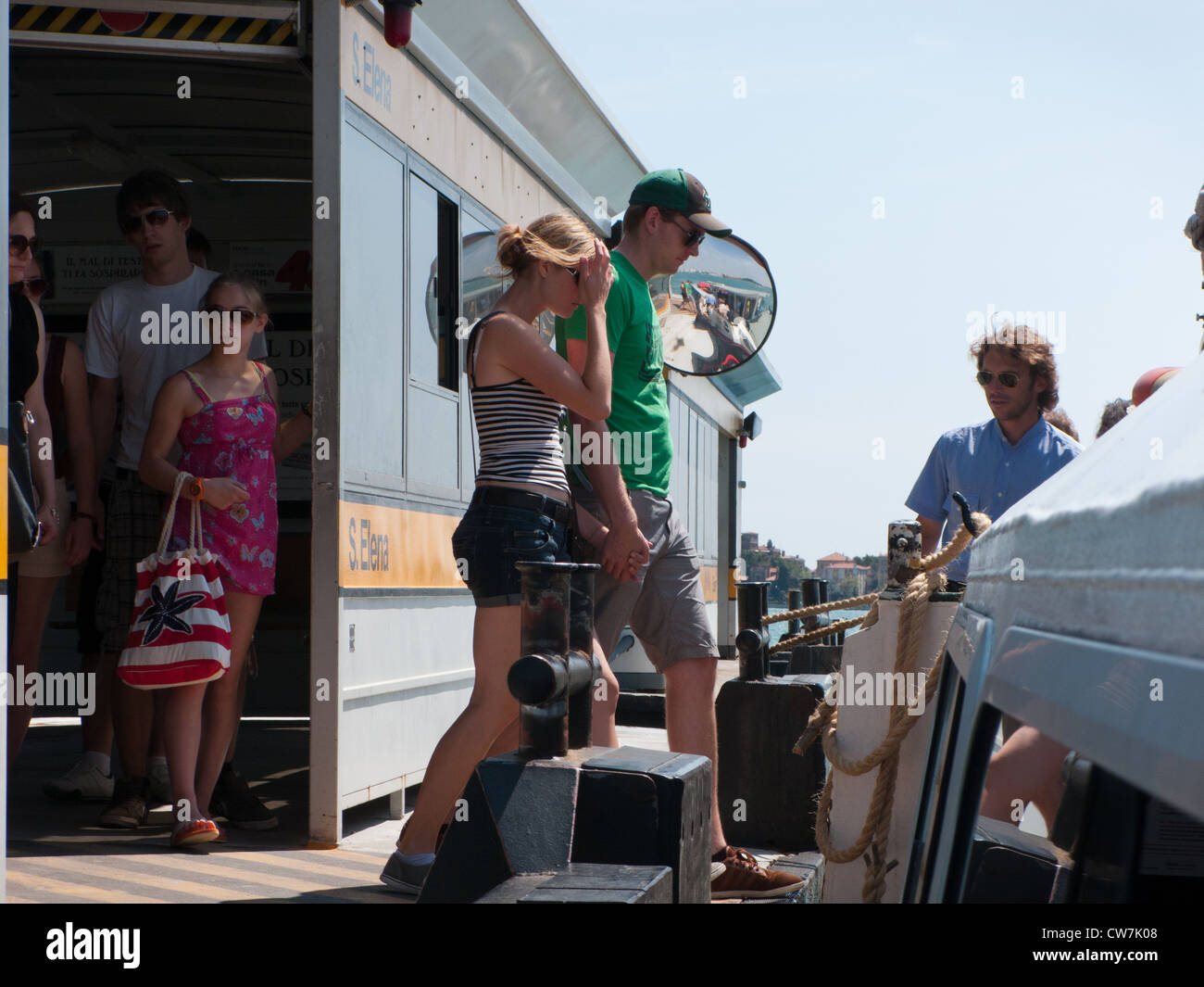 Passagiere steigen in ein Vaporetto Wasserbus, Venedig, Italien Stockfoto