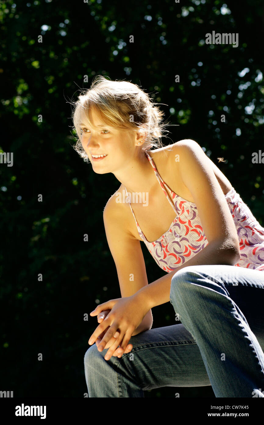 junge Frau in Freizeitkleidung, die Sonne genießen Stockfoto