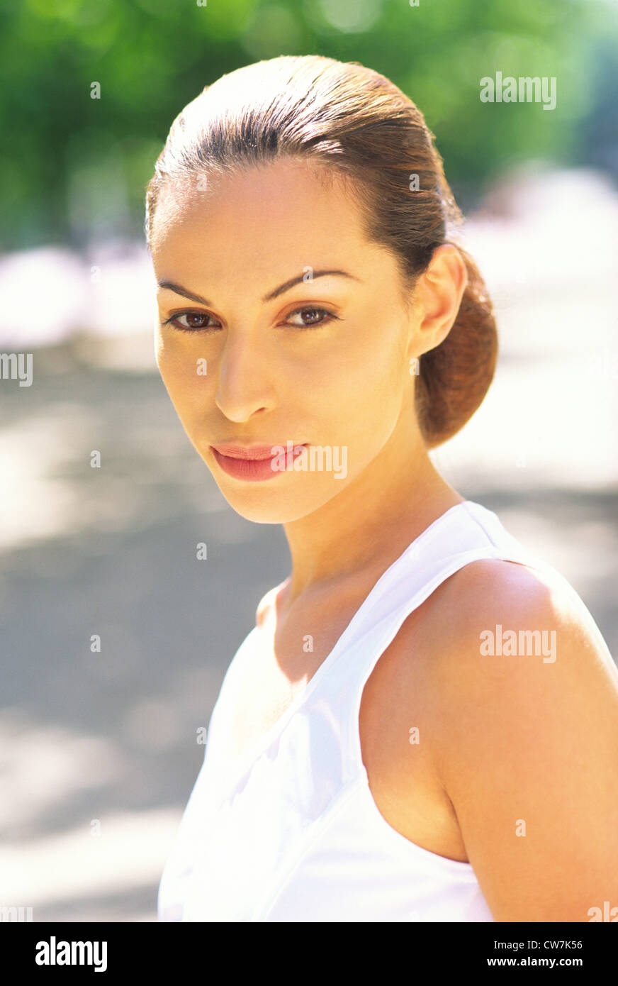 Schöne junge Frau, Mitte der zwanziger Jahre, brünett, Modell, Schönheit Porträt, Haare gebunden zurück, vor Ort gedreht. Stockfoto