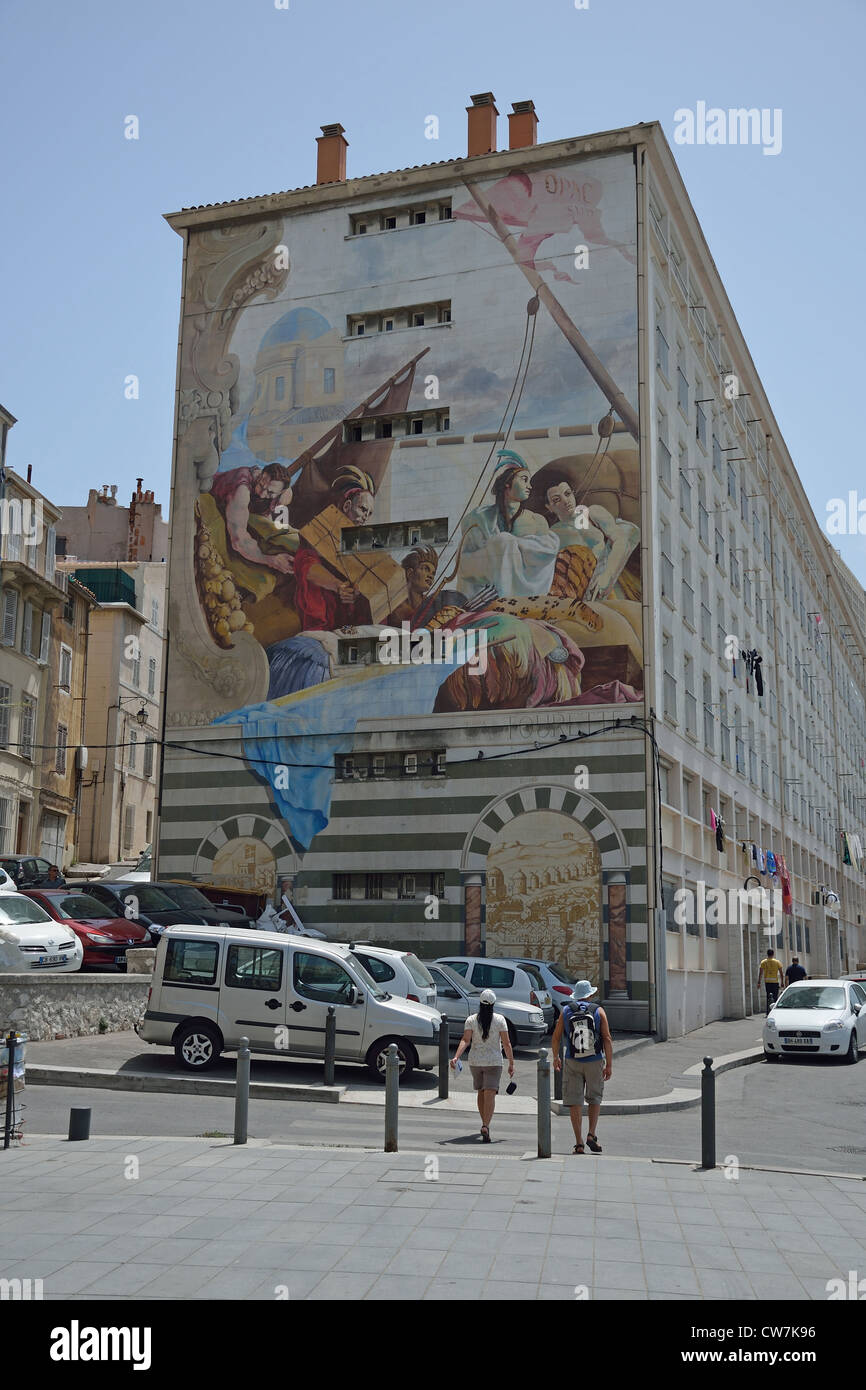 Riesige Wandgemälde an Seitenwand des Mehrfamilienhaus, Marseille, Departement Bouches-du-Rhône, Provence-Alpes-Côte d ' Azur, Frankreich Stockfoto