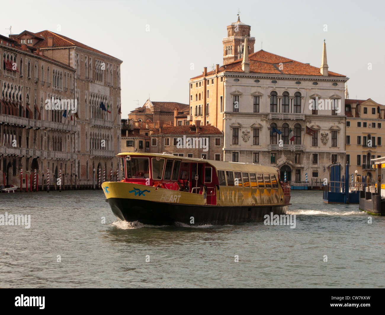 Ein Herz Vaporetto (Wasserbus) auf den Canal Grande Venedig, Italien Stockfoto