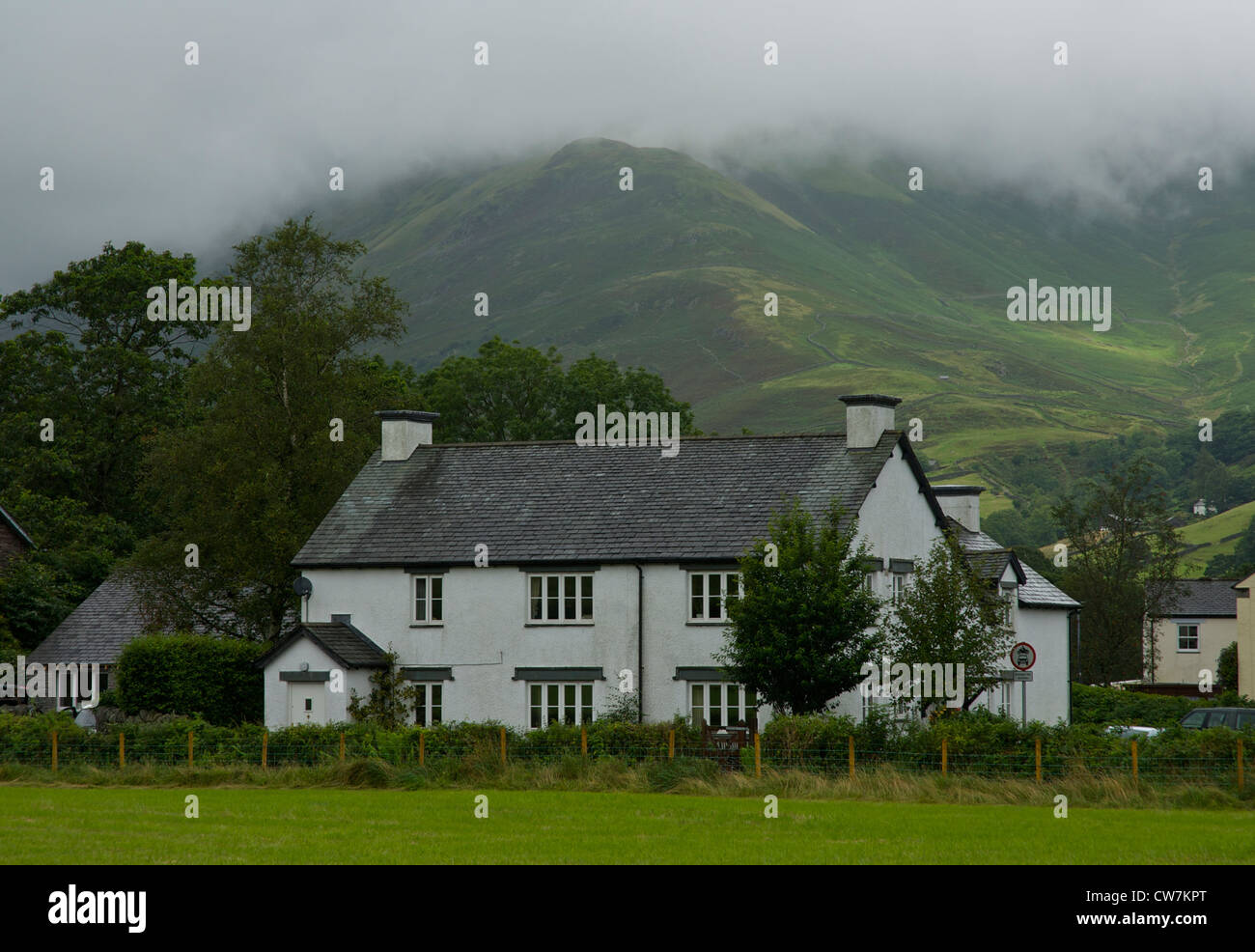 Haus im Dorf von Grasmere, mit nebligen Hügeln hinter Nationalpark Lake District, Cumbria, England UK Stockfoto