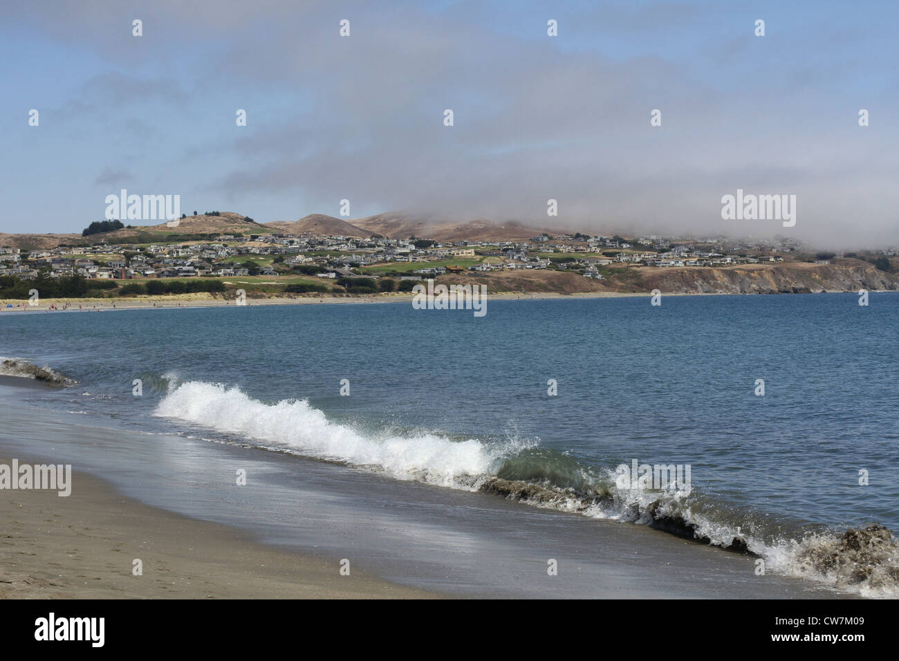 Wellen schlagen den Strand von Bodega Bay, Kalifornien Stockfoto