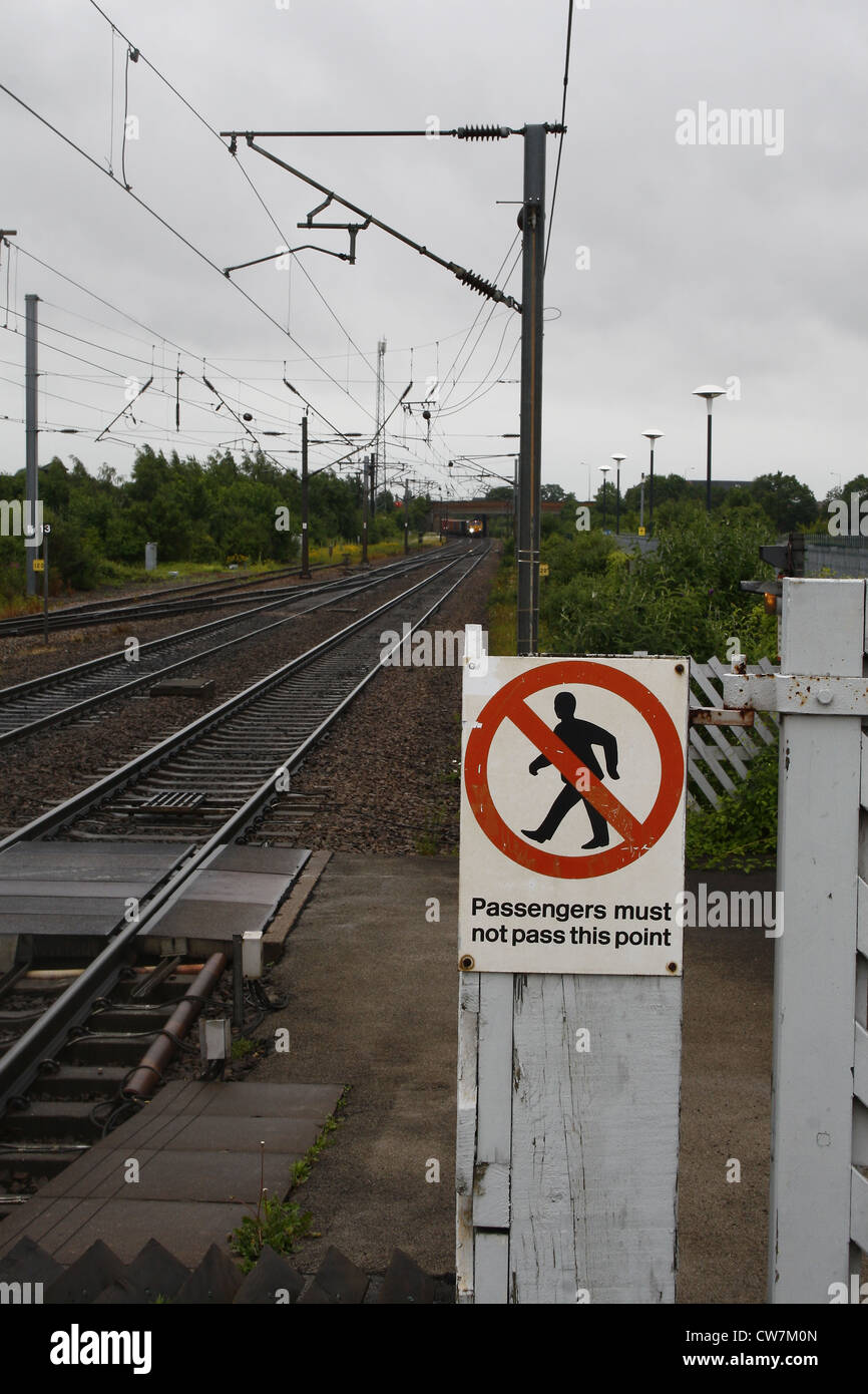 Warnzeichen bei Newark Northgate Bahnhof Stockfoto