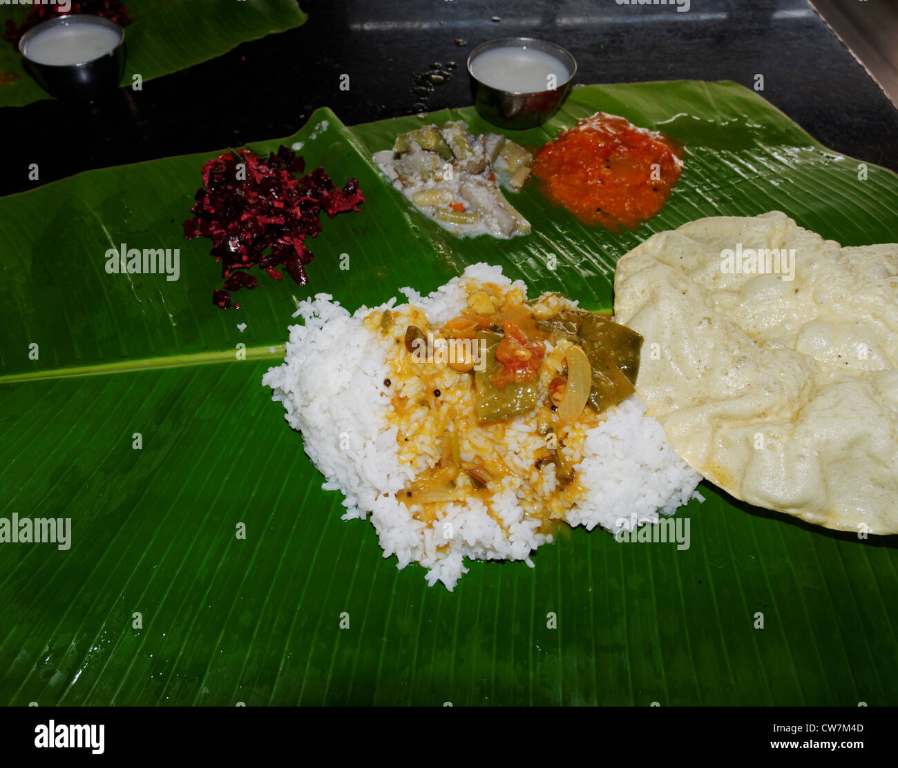 Eine Süd-indischen Thali, einem grundlegenden Curry serviert auf einem Bananenblatt Stockfoto