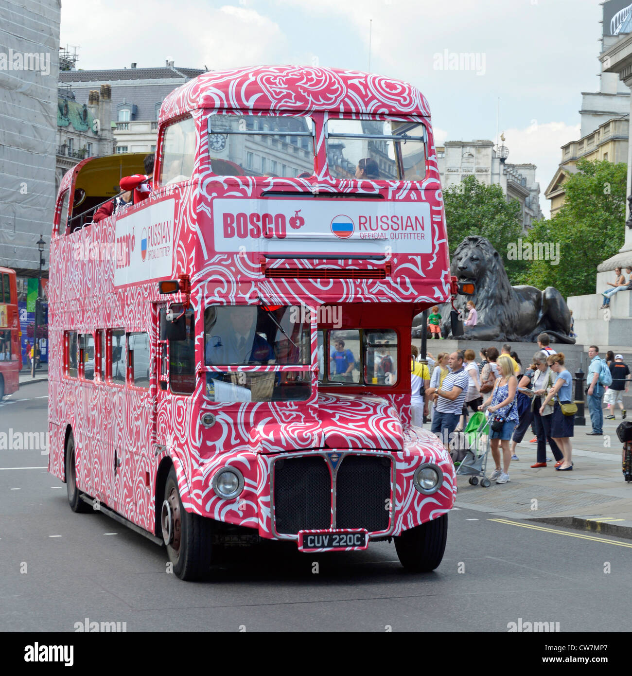 Londoner Routemaster Bus dekoriert im russischen olympischen Teams offiziellen Ausstatter Farben für die Olympischen Spiele 2012 Stockfoto