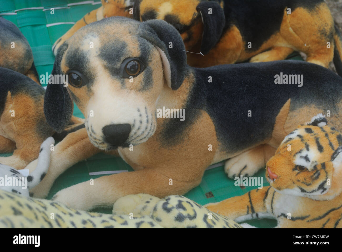 Puppe eines Hundes durch weiche Tücher gemacht Stockfoto