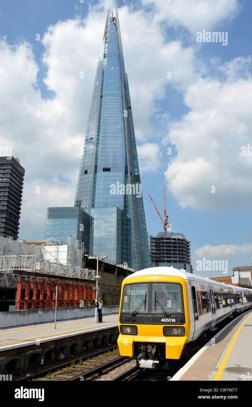 In Arbeit an Shard Wahrzeichen Wolkenkratzer Baustelle im Bau über London Bridge Bahnhof Plattform Southwark England Großbritannien Stockfoto