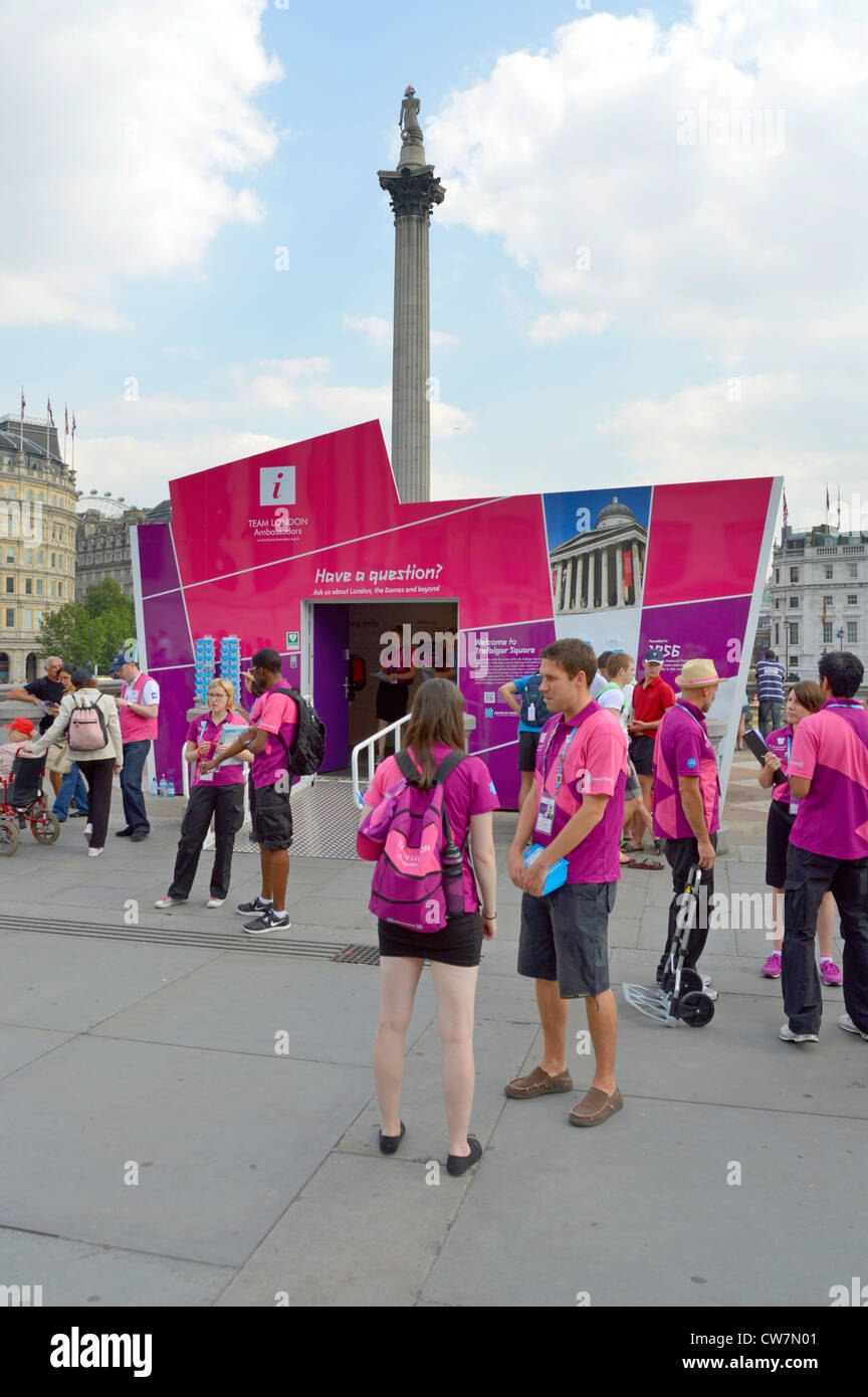 London 2012 Freiwillige in offizieller Uniform vor dem Informationsstand, um Fragen und Hilfe während der Olympischen Spiele in London Trafalgar Square UK zu beantworten Stockfoto