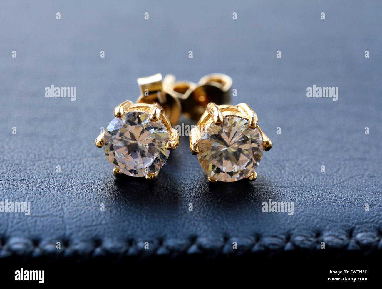 Gold Ohrringe mit Diamanten Makroaufnahme Stockfoto