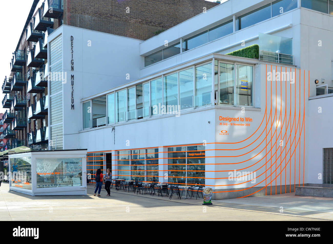 Design Museum London, das in einem alten Bananenlager untergebracht ist, gründete Sir Terence Conran neben der Themse Tische & Stühle Butlers Wharf England UK Stockfoto