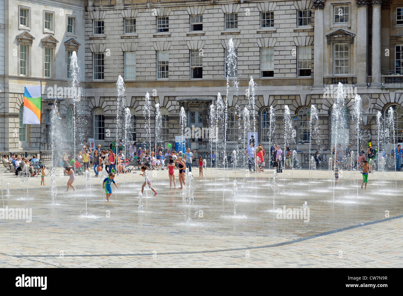 Familien genießen den Innenhof tanzenden Fontänen im Somerset House an einem heißen Sommertag südlichen Seite von The Strand London England Großbritannien Stockfoto