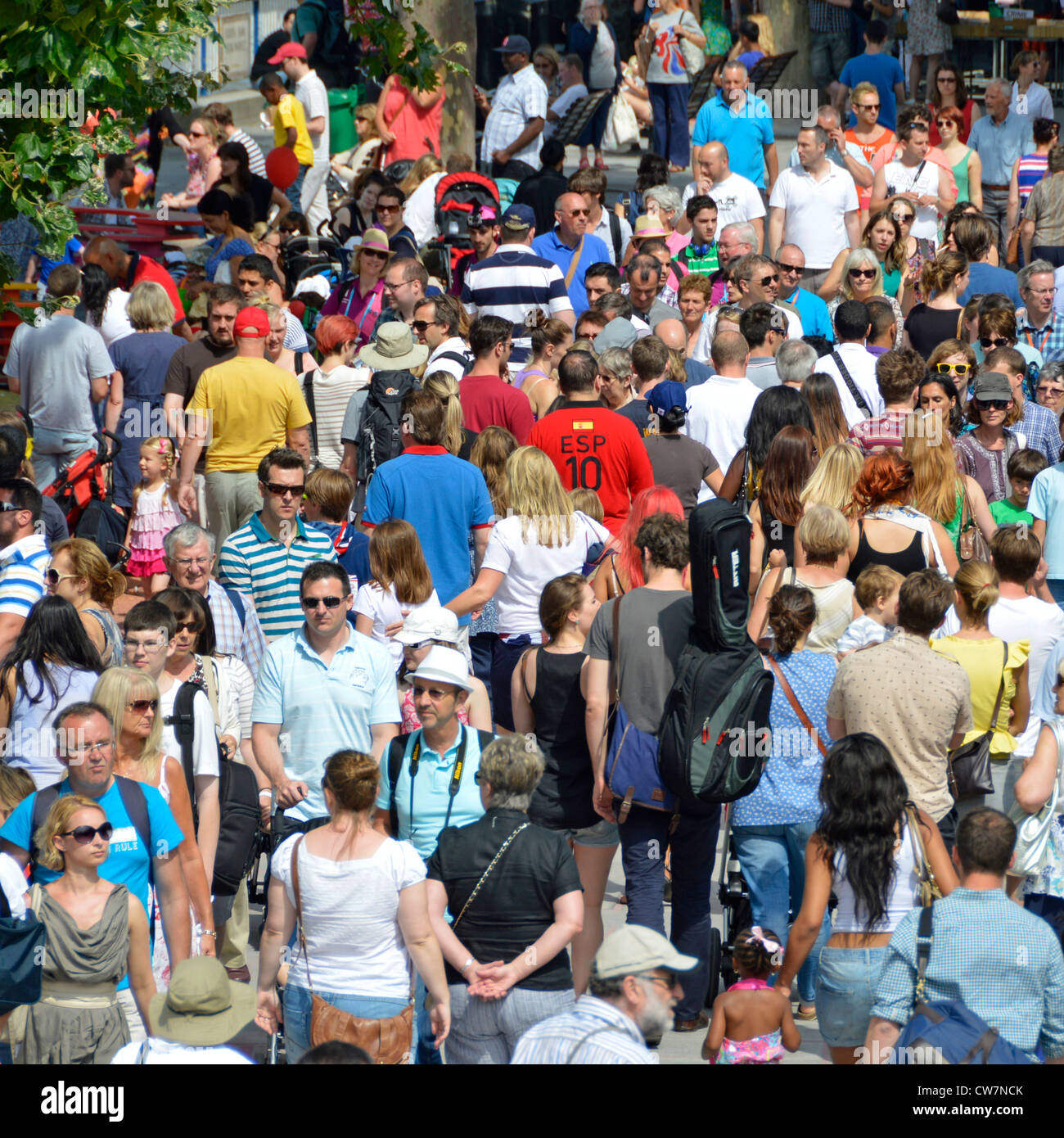 Massen von Menschen zu Fuß entlang der Böschung Southbank Stockfoto